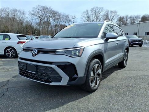 Certified 2025 Volkswagen Taos SE w/ Panoramic Sunroof Package image 1