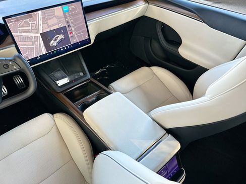 Used 2022 Tesla Model S image 24