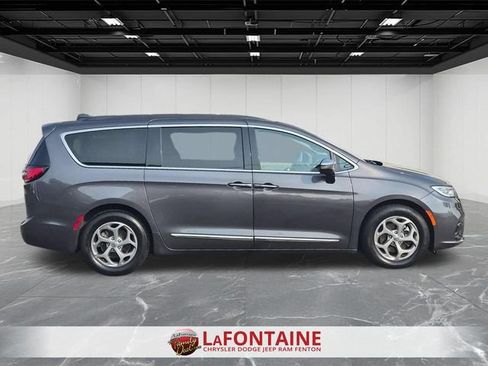 Used 2023 Chrysler Pacifica Limited FWD image 6