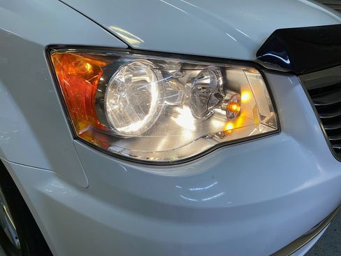 Used 2016 Chrysler Town & Country Touring FWD image 40