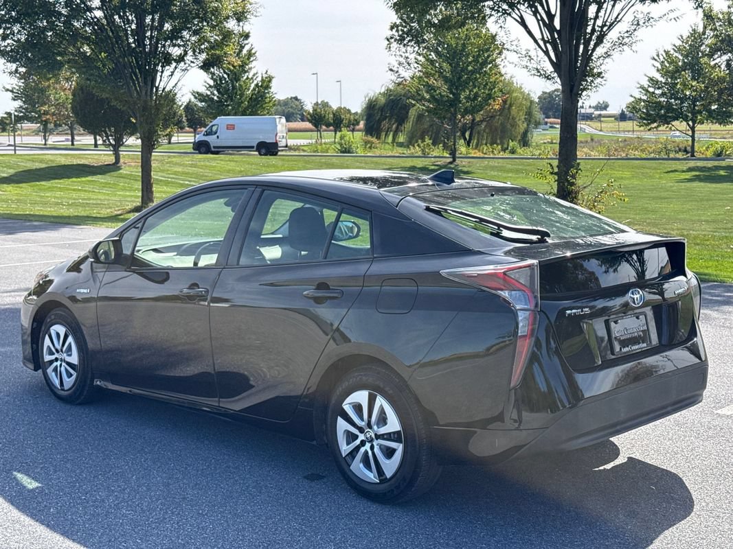 Used 2017 Toyota Prius Two w/ Carpet Mat Package FWD image 6
