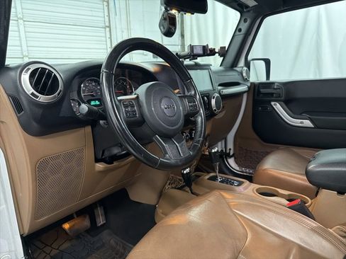 Used 2017 Jeep Wrangler Unlimited Sahara w/ Connectivity Group image 13