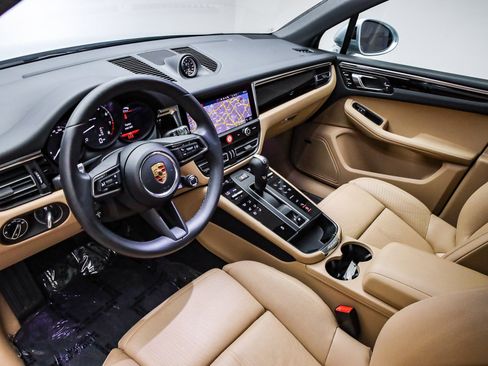 Used 2025 Porsche Macan image 4
