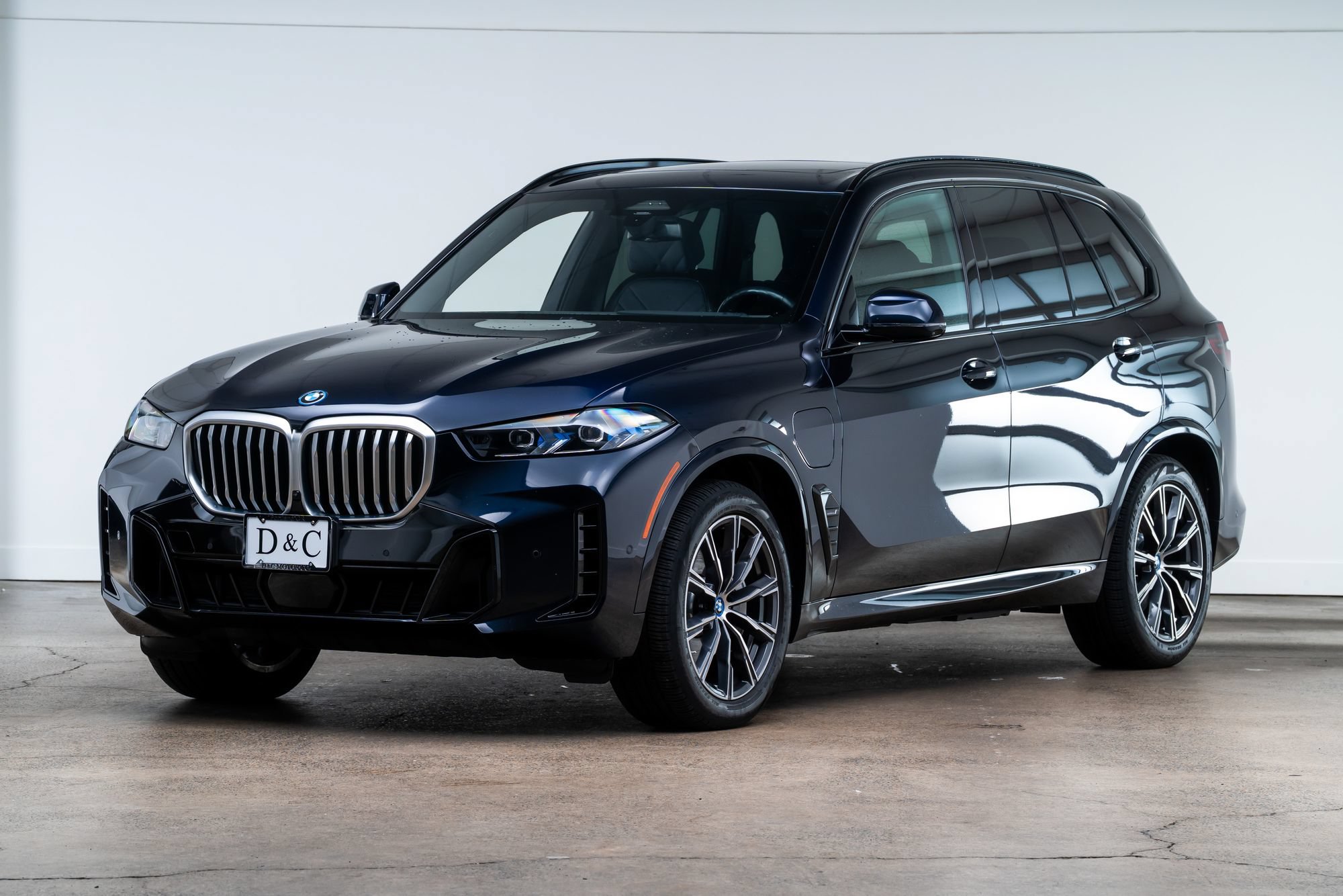 Used 2024 BMW X5 xDrive50e w/ Executive Package AWD/4WD image 3