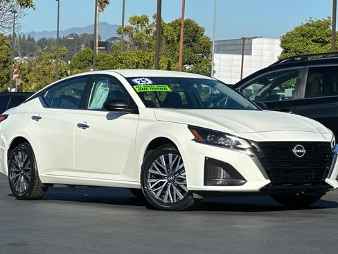 Used 2025 Nissan Altima 2.5 SV AWD/4WD image 2
