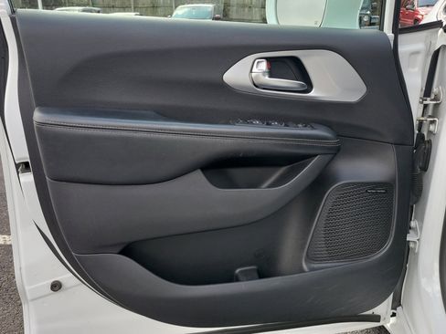 Used 2019 Chrysler Pacifica Touring-L Plus w/ Advanced Safetytec Group image 21