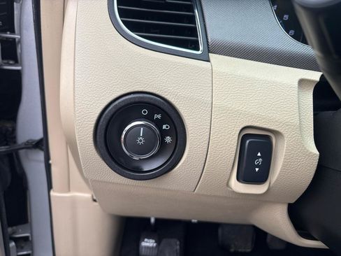 Used 2017 Ford Taurus SE FWD image 12