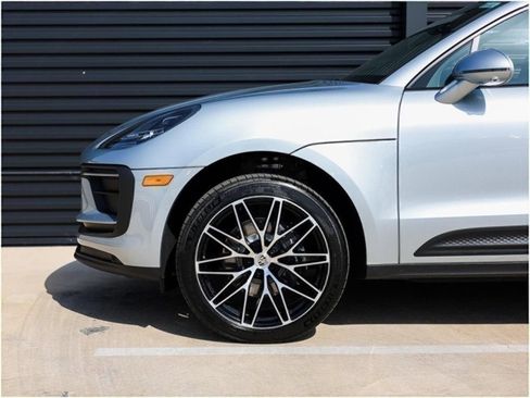 Certified 2025 Porsche Macan image 11