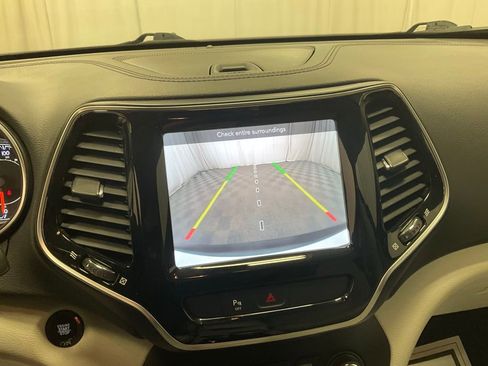 Used 2019 Jeep Cherokee Limited w/ Trailer Tow Group image 4