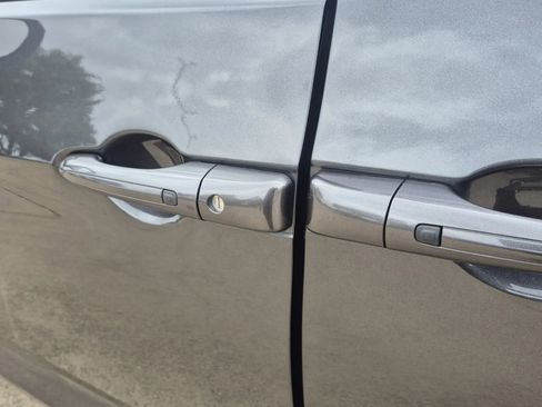 Used 2022 Chrysler Voyager LX image 10