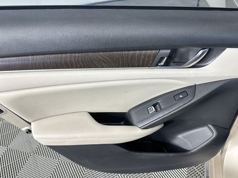 Used 2018 Honda Accord Touring image 24