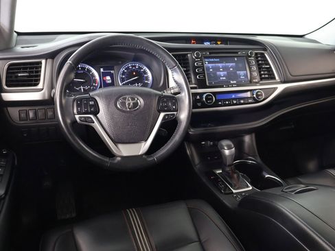 Used 2019 Toyota Highlander SE image 2