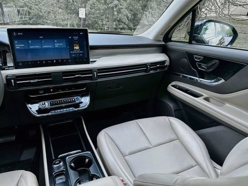 Used 2023 Lincoln Corsair AWD w/ Equipment Group 101A image 29