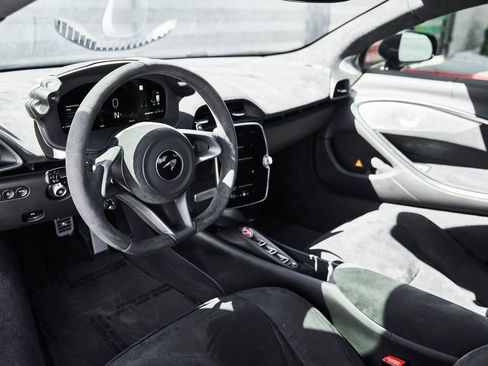 Used 2024 McLaren Artura RWD image 2