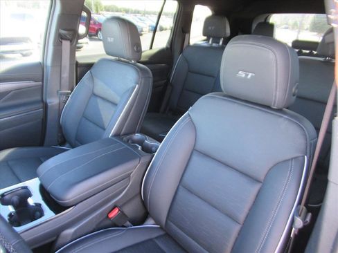 Used 2025 Buick Enclave Sport Touring image 16