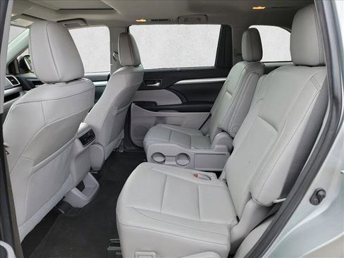 Used 2018 Toyota Highlander XLE FWD image 14