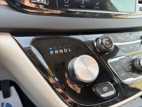 Used 2024 Chrysler Pacifica Touring-L image 34