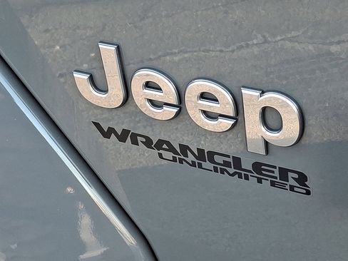 Used 2018 Jeep Wrangler Unlimited Sahara w/ Dual Top Group image 29