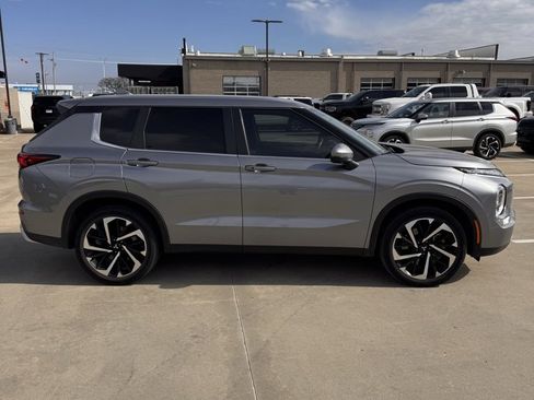 Used 2023 Mitsubishi Outlander SE image 9