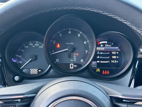 Used 2025 Porsche Macan image 24