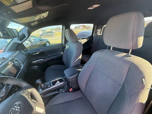 Used 2019 Toyota Tacoma TRD Sport image 14