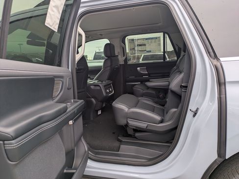 New 2025 Ford Expedition Max Platinum w/ Driver's Package image 32