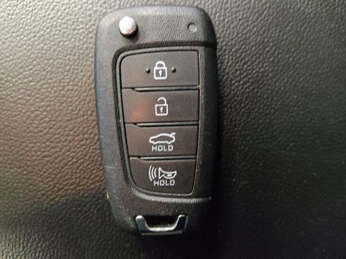 Used 2025 Hyundai Elantra SE FWD image 32