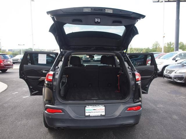 Used 2017 Jeep Cherokee Latitude w/ Safety/Convenience Group FWD image 5