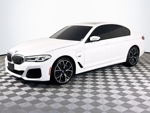 Used 2023 BMW 530e w/ M Sport Package image 4