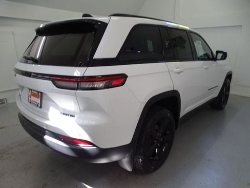 Certified 2023 Jeep Grand Cherokee Limited w/ Black Appearance Package AWD/4WD image 24