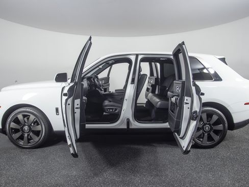 Used 2019 Rolls-Royce Cullinan AWD/4WD image 3