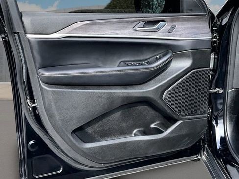 Used 2023 Jeep Grand Cherokee Limited w/ Black Appearance Package image 18