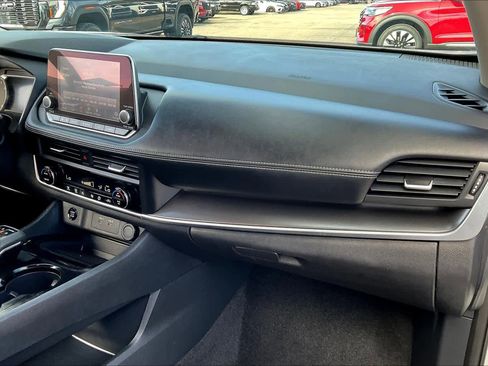 Used 2024 Nissan Rogue SV image 17