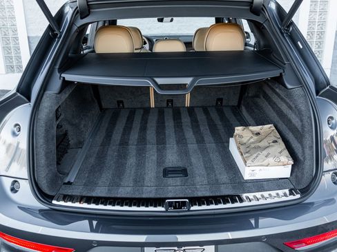 Used 2025 Bentley Bentayga V8 image 48