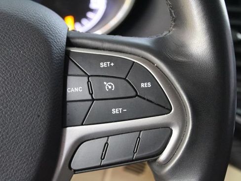 Used 2022 Jeep Grand Cherokee Laredo E AWD/4WD image 14