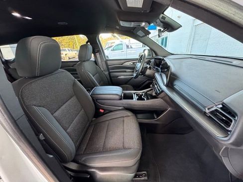 Used 2025 Chevrolet Traverse LT image 16