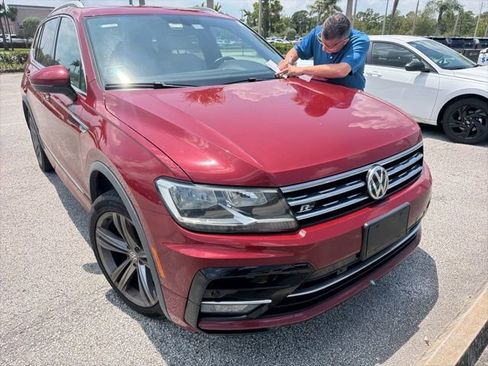Used 2018 Volkswagen Tiguan SEL w/ R-Line Package AWD/4WD image 2