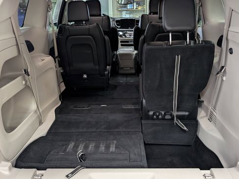 Used 2024 Chrysler Pacifica Touring-L FWD image 24