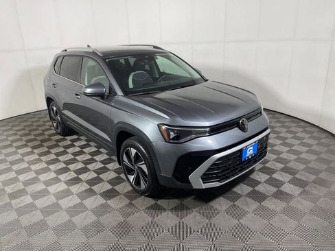 Used 2025 Volkswagen Taos SE AWD/4WD image 1