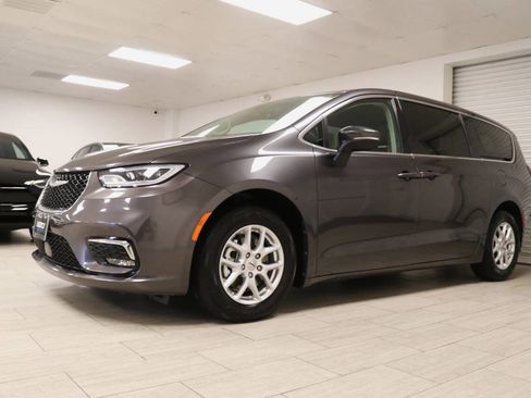 Used 2023 Chrysler Pacifica Touring-L image 3