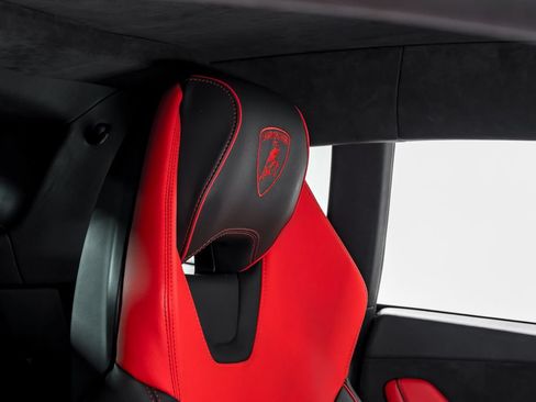 Used 2021 Lamborghini Huracan EVO RWD image 34
