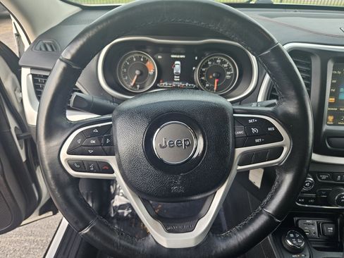 Used 2017 Jeep Cherokee Trailhawk AWD/4WD image 17