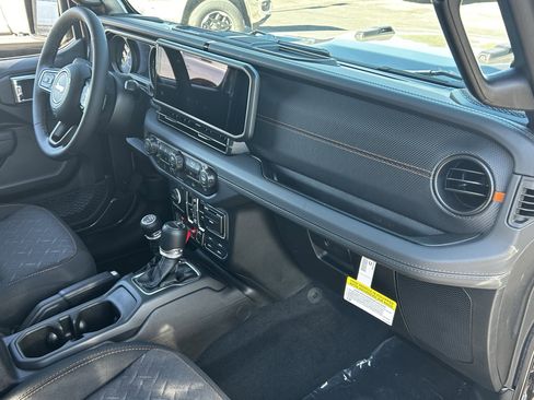 New 2025 Jeep Gladiator Mojave w/ Convenience Group image 9