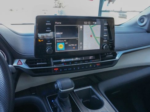 Used 2021 Toyota Sienna Limited image 19