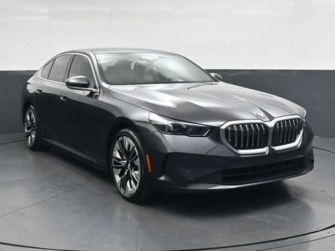Used 2025 BMW i5 eDrive40i w/ Premium Package RWD image 2