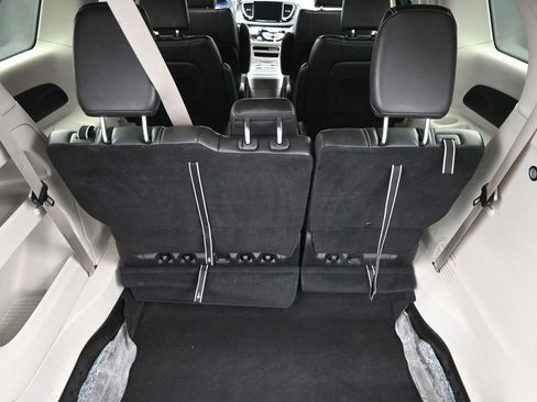 Used 2024 Chrysler Pacifica Touring-L image 10