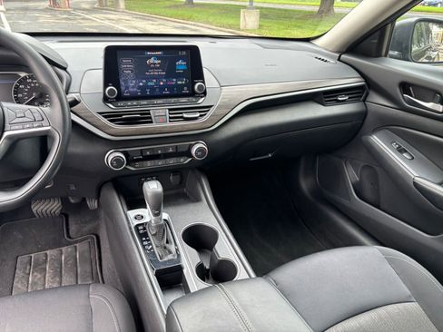 Used 2025 Nissan Altima 2.5 SV FWD image 30