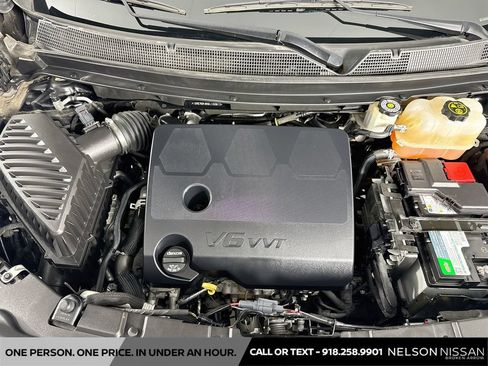 Used 2021 Chevrolet Traverse LT FWD image 30