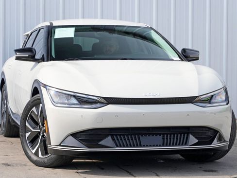 Used 2022 Kia EV6 Wind image 2