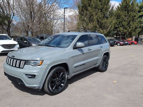 Used 2020 Jeep Grand Cherokee Altitude image 24